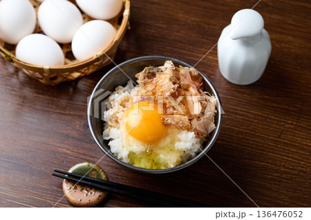 おかかを乗せた卵かけご飯 136476052