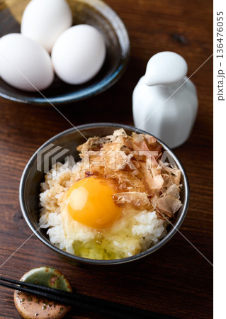 おかかを乗せた卵かけご飯 おかかを乗せた卵かけご飯 136476055