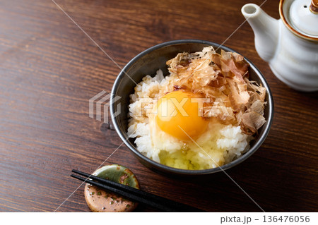 おかかを乗せた卵かけご飯 おかかを乗せた卵かけご飯 136476056