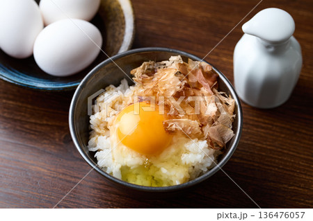 おかかを乗せた卵かけご飯 おかかを乗せた卵かけご飯 136476057