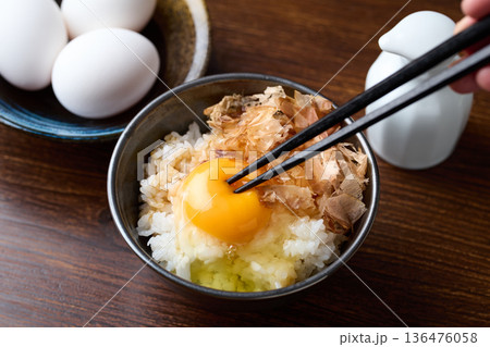 おかかを乗せた卵かけご飯 おかかを乗せた卵かけご飯 136476058