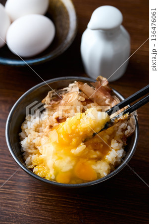 おかかを乗せた卵かけご飯 136476061