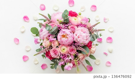 ピンク系花材を集めた母の日向けラウンドブーケ 136476092