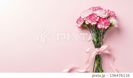 ピンク背景に飾られたカーネーションの花束素材 136476116
