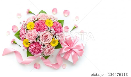 花束とギフトボックスを並べた母の日静物写真 136476118