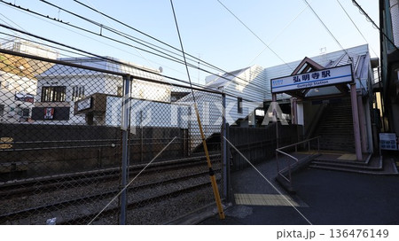 難読駅名で知られる京浜急行本線の弘明寺駅、2番出入口 136476149