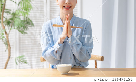 ごはんを食べる女性 ごはんを食べる女性 136476159