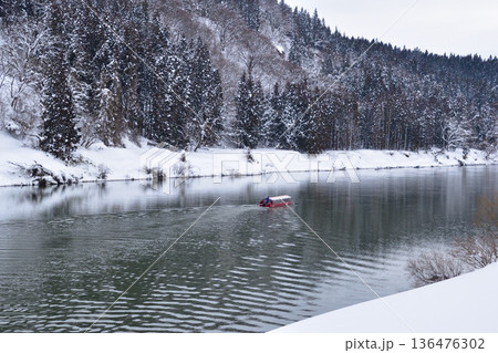 冬　最上川　こたつ舟 136476302