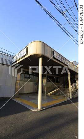 京浜急行本線の生麦駅東口、エスカレーターとエレベーターが設置 京浜急行本線の生麦駅東口、エスカレーターとエレベーターが設置 136476303