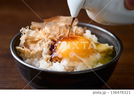 卵かけご飯に醤油をかける 卵かけご飯に醤油をかける 136476321
