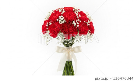 赤いカーネーションと白リボンの花束アレンジ 136476344