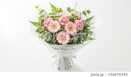 ピンクガーベラとカーネーションの母の日花束 136476345