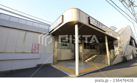 京浜急行本線の生麦駅東口、エスカレーターとエレベーターが設置 136476426
