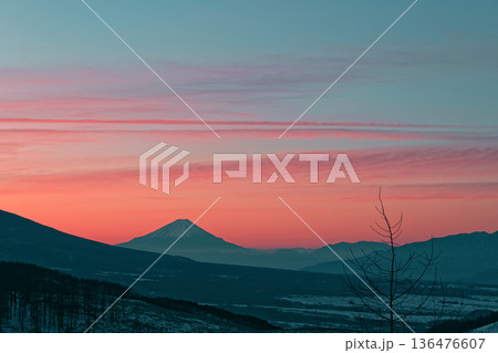 朝焼けの富士山 136476607