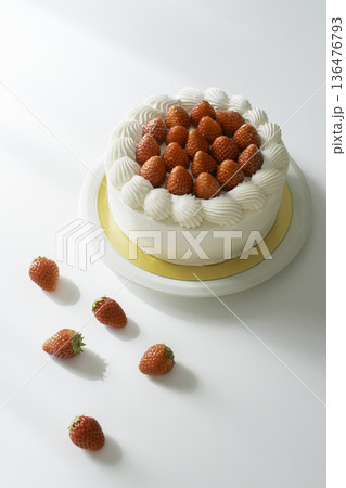 白背景に余白たっぷりの手作りいちごショートケーキ　自然光のスイーツ撮影 136476793