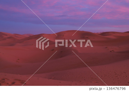朝焼けのサハラ砂漠の砂丘3 朝焼けのサハラ砂漠の砂丘3 136476796