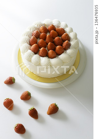 手作りいちごショートケーキのホール　白背景に苺を添えた自然光スイーツ写真 136476935