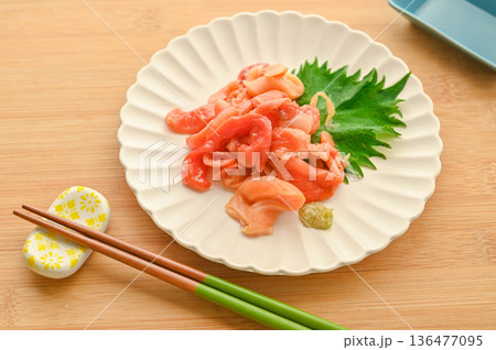 黒ミル貝の刺し身　ワサビ添え 136477095