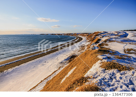 青い海と雪原が織りなす落石海岸の冬景色 136477306