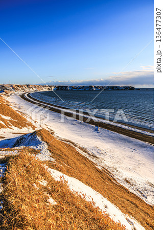 冬の太平洋と雪化粧の断崖・落石海岸の絶景 136477307