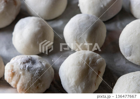 大量に並んだ手作り丸餅 大量に並んだ手作り丸餅 136477667