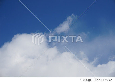 青空に浮かぶ白い雲 青空に浮かぶ白い雲 136477952