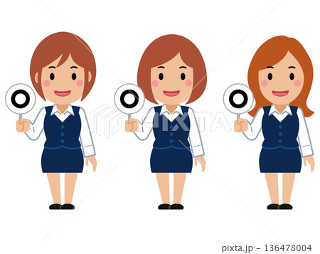 正解の札を上げるネイビー事務服の若い女性 136478004