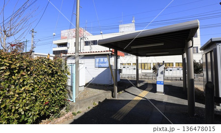 JR八高線の折原駅の出入口、無人駅で簡易suica改札機が設置 JR八高線の折原駅の出入口、無人駅で簡易suica改札機が設置 136478015