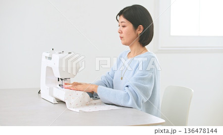ミシン  女性 イメージ 136478144
