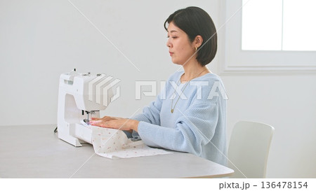 ミシン  女性 イメージ 136478154