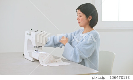ミシン  女性 イメージ 136478158