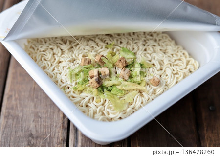お湯を入れる前のカップ焼きそば カップ麺 お湯を入れる前のカップ焼きそば カップ麺 136478260