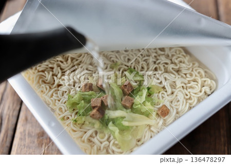 カップ焼きそばにお湯を注いでいるところ カップ麺 カップ焼きそばにお湯を注いでいるところ カップ麺 136478297