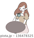 コーヒーを飲む女性 136478325