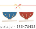 夫婦茶碗と水引を描いたお祝いイメージのイラスト 136478438