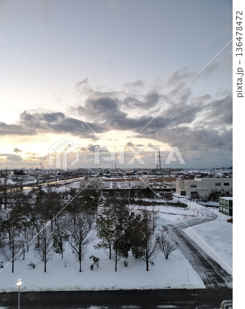 雪の降った夕暮れ 136478472