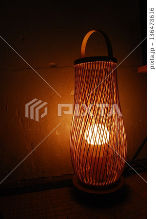 レトロな照明 136478616