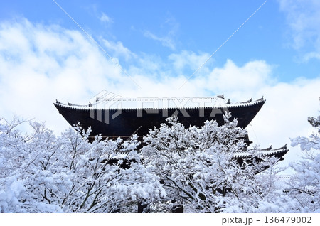 三門の雪景色とソメイヨシノ(南禅寺) 三門の雪景色とソメイヨシノ(南禅寺) 136479002