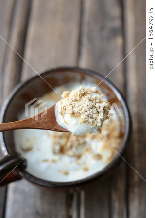 腸活の為の温かいきな粉ヨーグルトの箸あげ 136479215