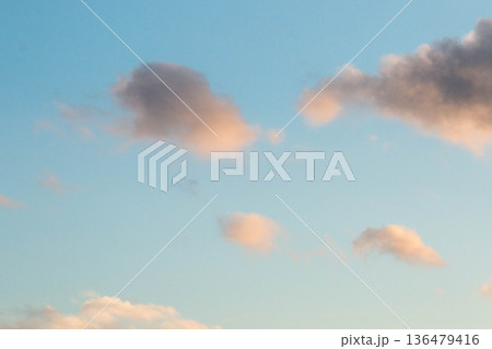 夕暮れのやわらかな青空と淡い雲 背景素材 136479416