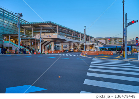 神奈川県川崎市多摩区登戸の駅前交差点から登戸駅中央口方面を見る 136479449