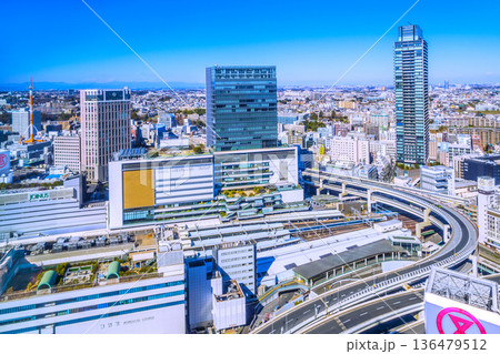 日本の横浜都市景観新風景。横浜駅やザ・ヨコハマフロントタワー、電車などを望む 日本の横浜都市景観新風景。横浜駅やザ・ヨコハマフロントタワー、電車などを望む 136479512