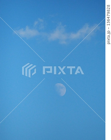 青空に浮かぶ雲の後ろに月　秋の空 136479828