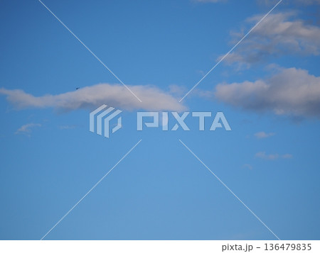 青空に浮かぶ雲の後ろに月　秋の空 136479835