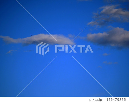 青空に浮かぶ雲の後ろに月　秋の空 136479836
