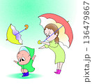 雨の中で遊ぶ子供 136479867