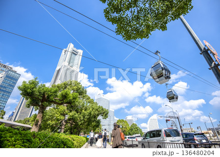 横浜桜木町の都市風景　ロープウェイとランドマークタワー 136480204