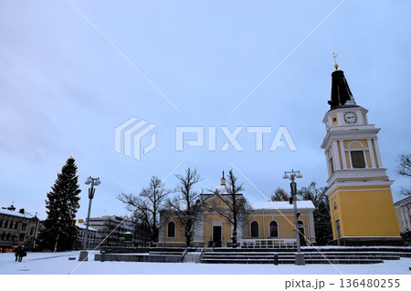 フィンランド・オウル大聖堂・雪景色に映える黄色い新古典主義建築 136480255