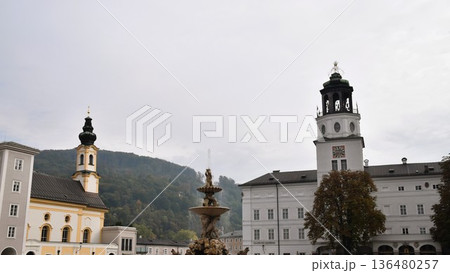 ザルツブルク・レジデンツ広場と噴水・大聖堂と要塞を望む美しい風景 ザルツブルク・レジデンツ広場と噴水・大聖堂と要塞を望む美しい風景 136480257