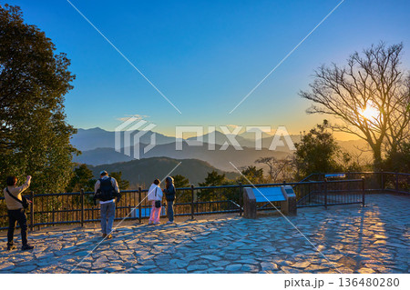 東京都八王子市の高尾山頂(大見晴園地)からの夕景(富士山,山並み,夕陽,観光客など） 136480280